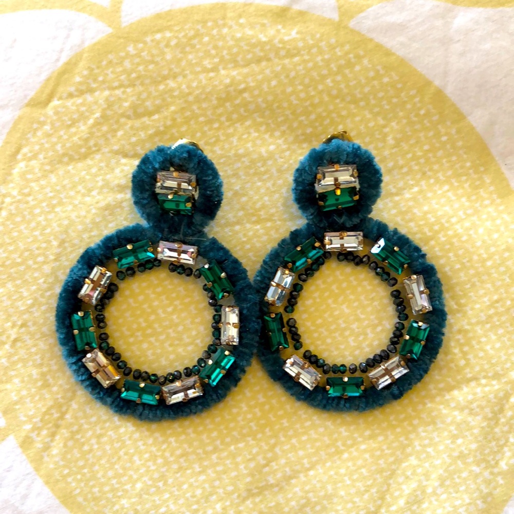 NWOT emerald green rhinestone fashion earrings